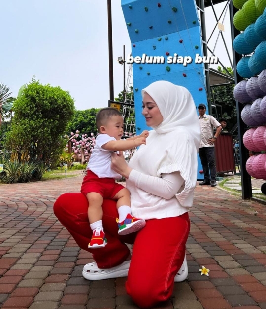 Menggemaskan, Ini Foto Kompak Nathalie Holscher dan Baby Adzam Pakai Baju Merah Putih