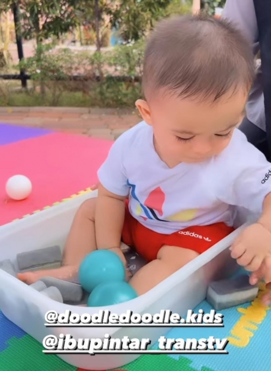 Menggemaskan, Ini Foto Kompak Nathalie Holscher dan Baby Adzam Pakai Baju Merah Putih
