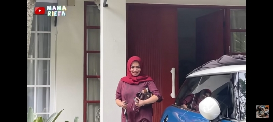 Mama Rieta Jajal Mobil Baru Nagita Slavina, Sempat Bingung saat Nyalakan Mobilnya