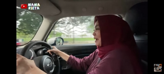 Mama Rieta Jajal Mobil Baru Nagita Slavina, Sempat Bingung saat Nyalakan Mobilnya