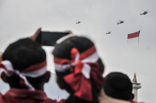 Antusiasme Warga Saksikan Helikopter TNI AU Kibarkan Merah Putih Raksasa