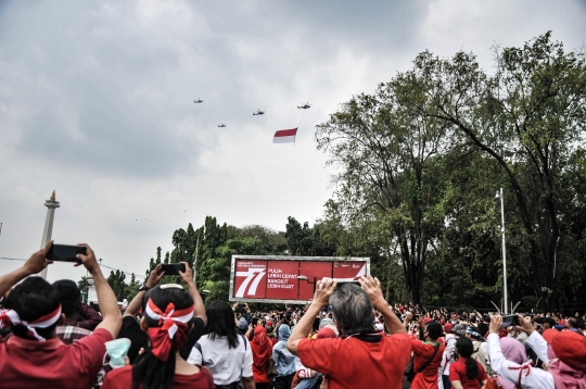 Antusiasme Warga Saksikan Helikopter TNI AU Kibarkan Merah Putih Raksasa