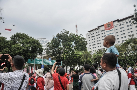 Antusiasme Warga Saksikan Helikopter TNI AU Kibarkan Merah Putih Raksasa