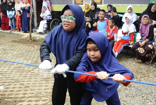 Semangat Santri Tunanetra Ikut Lomba 17 Agustus