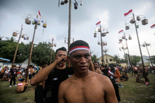 Semangat Pengunjung Ancol Ikut Lomba Panjat Pinang HUT RI