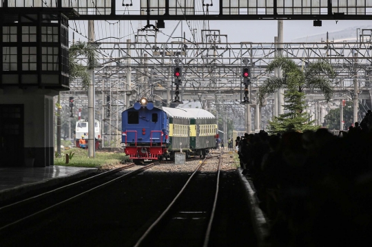 Melihat Antiknya Lokomotif Listrik Pertama dan Kereta Bersejarah di HUT ke-77 RI