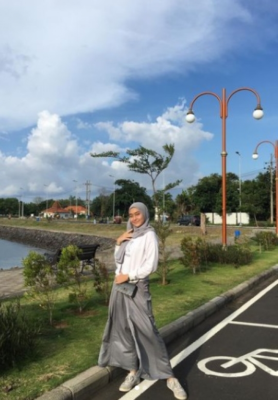 Curi Perhatian, Ini Potret Ayumi Putri Sasaki Pembawa Baki Upacara Penurunan Bendera