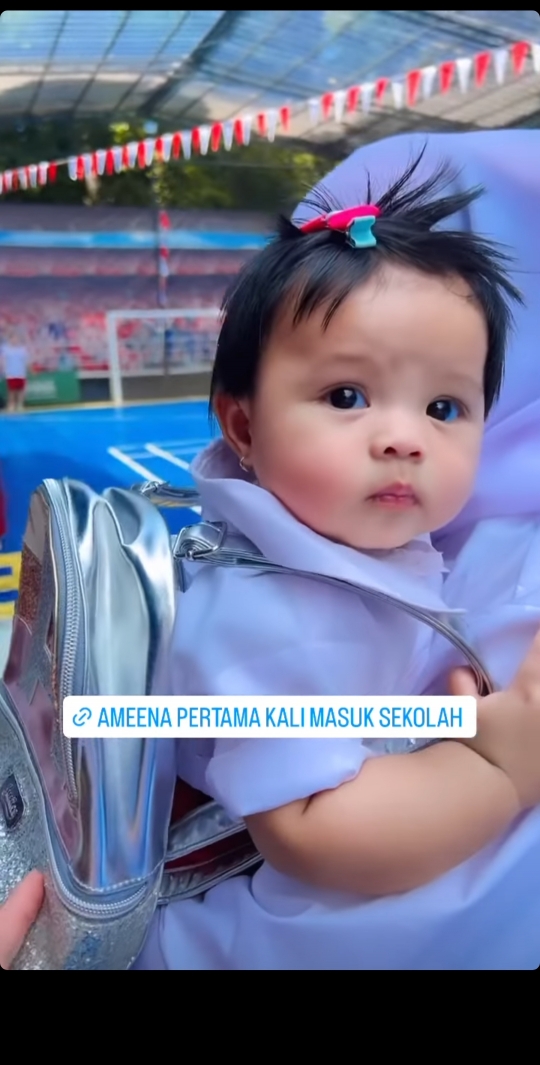 Cute! 10 Potret Ameena Anak Atta dan Aurel Pakai Seragam SD, Ekspresinya Gemes Banget