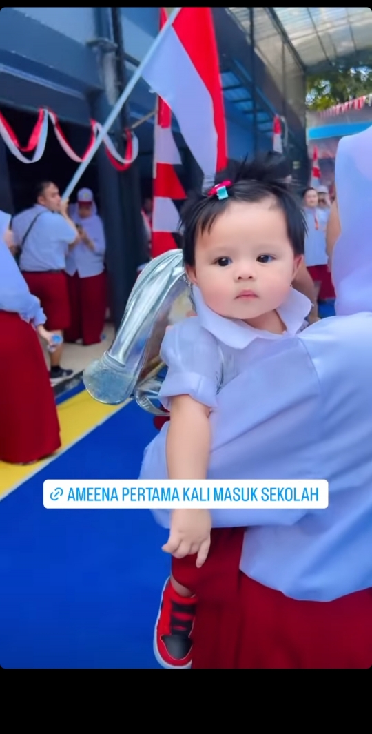 Cute! 10 Potret Ameena Anak Atta dan Aurel Pakai Seragam SD, Ekspresinya Gemes Banget