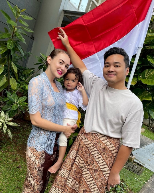Potret Cantik Rianti Cartwright Kenakan Kebaya, Penampilannya Mencuri Perhatian