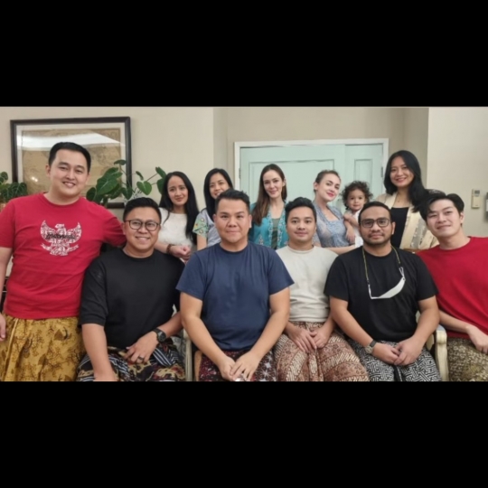 Potret Cantik Rianti Cartwright Kenakan Kebaya, Penampilannya Mencuri Perhatian