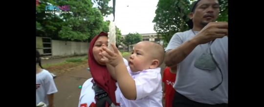 Gemas Maksimal, Ini 5 Potret Rayyanza Cipung Ikutan Lomba Makan Kerupuk