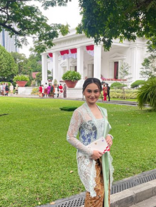 6 Gaya Artis saat Hadiri Upacara di Istana Negara, Unik dan Elegan