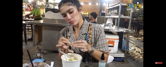 Ussy Sulistiawaty Borong Jajanan di PIK, Netizen 'Lucu Pas Makan Keong Afrika'