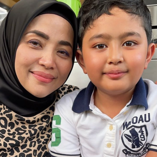 Jarang Tersorot, Ini Potret Ganteng Falhan Putra Muzdalifah Mirip Nassar