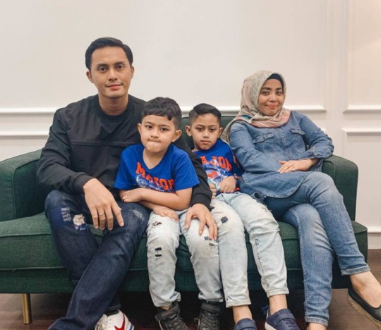 Jarang Tersorot, Ini Potret Ganteng Falhan Putra Muzdalifah Mirip Nassar