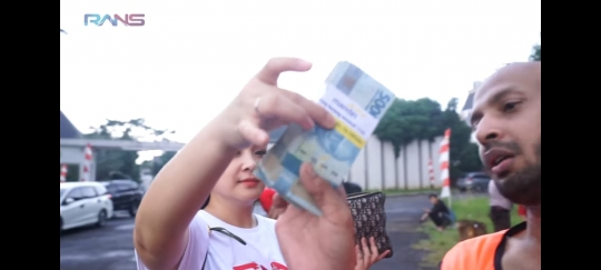 Gokil, Nagita Slavina Tambahkan Hadiah Gepokan Uang Rp50 Ribuan Untuk Panjat Pinang