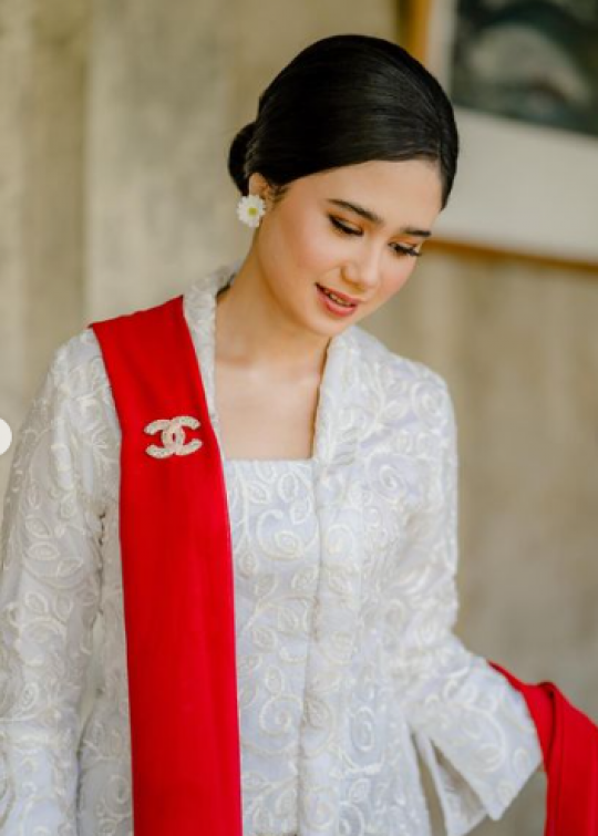 Cantik dengan Kebaya Putih, Intip Potret Tissa Biani saat Tunangan Kakak