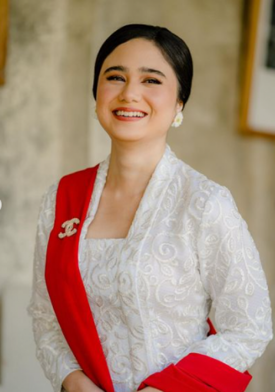 Cantik dengan Kebaya Putih, Intip Potret Tissa Biani saat Tunangan Kakak