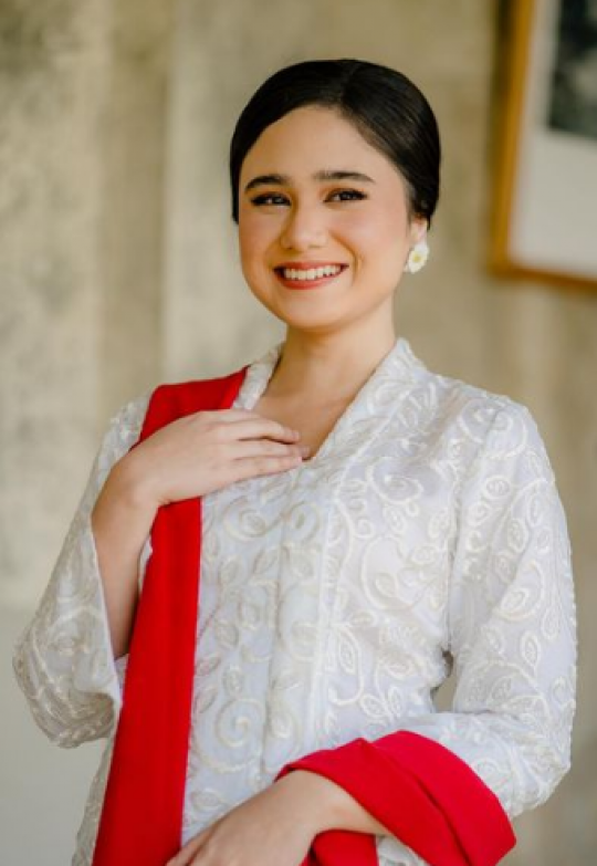 Cantik dengan Kebaya Putih, Intip Potret Tissa Biani saat Tunangan Kakak