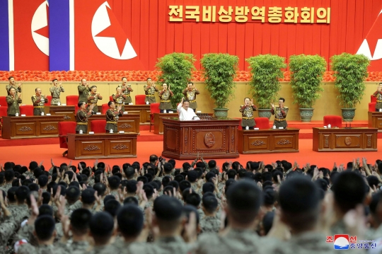 Gaya Kim Jong-un Ajak Foto Bareng Tentara Medis Usai Menang Perang Lawan Covid-19