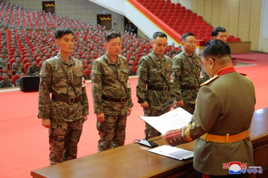 Gaya Kim Jong-un Ajak Foto Bareng Tentara Medis Usai Menang Perang Lawan Covid-19