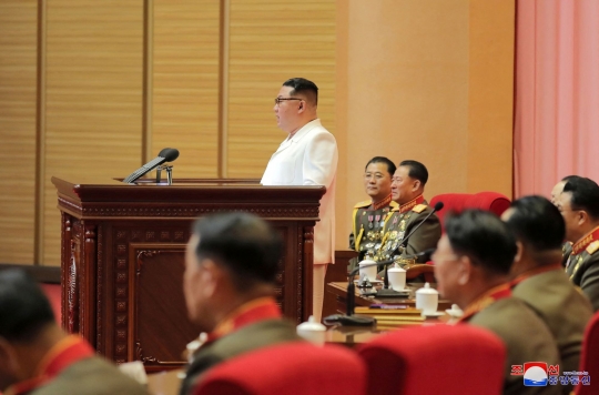 Gaya Kim Jong-un Ajak Foto Bareng Tentara Medis Usai Menang Perang Lawan Covid-19