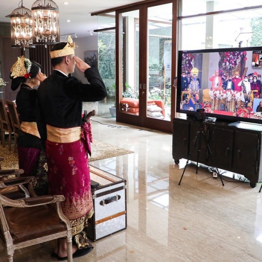 5 Potret AHY dan Annisa Pohan saat Upacara 17 Agustus di Rumah, Pakai Baju Adat Bali