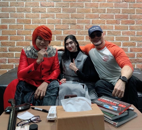 5 Potret Pesulap Merah Bareng Istri, Curi Perhatian