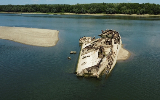 Penampakan Kapal Jerman era Perang Dunia II Bermunculan di Sungai Mengering Serbia