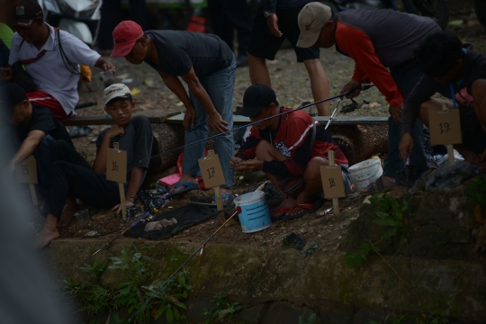 Keseruan Warga Ikuti Lomba Memancing HUT Kemerdekaan RI