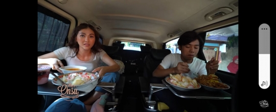 Sarwendah dan Betrand Peto Makan Bareng di Mobil, Sempat Disuapi Saking Nikmatnya