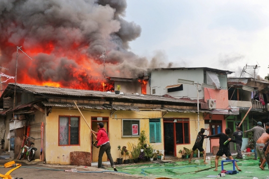 Kebakaran Besar Hanguskan Permukiman Padat Penduduk di Kebayoran Lama