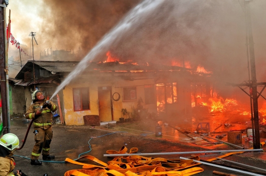 Kebakaran Besar Hanguskan Permukiman Padat Penduduk di Kebayoran Lama