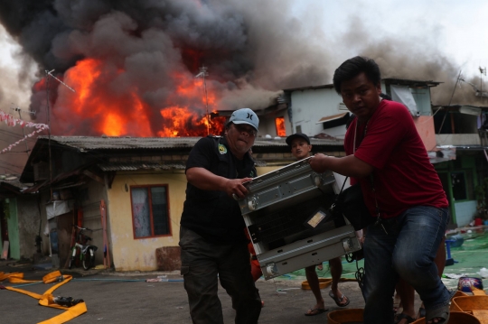 Jibaku Warga Selamatkan Barang Berharga Saat Kebakaran di Kebayoran Lama