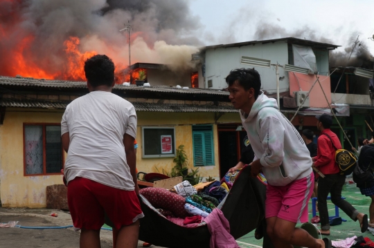 Jibaku Warga Selamatkan Barang Berharga Saat Kebakaran di Kebayoran Lama