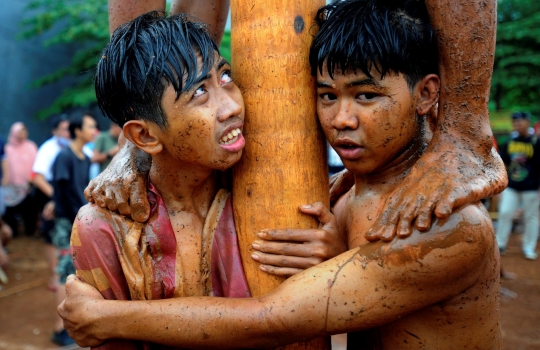 Ekspresi Anak-Anak Saat Berjuang Lomba Panjat Pinang