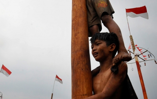 Ekspresi Anak-Anak Saat Berjuang Lomba Panjat Pinang