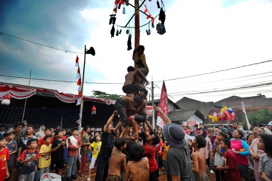 Ekspresi Anak-Anak Saat Berjuang Lomba Panjat Pinang