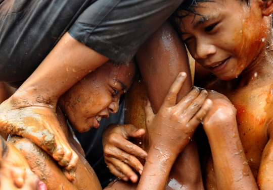 Ekspresi Anak-Anak Saat Berjuang Lomba Panjat Pinang