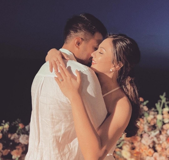 6 Potret Jessica Mila Dilamar Pacar Gantengnya, Romantis Diiringi Langsung oleh Tulus