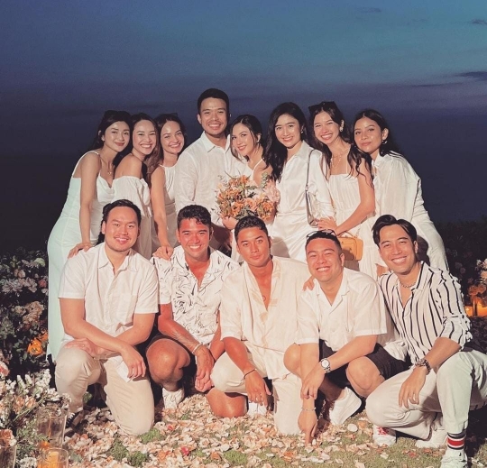 6 Potret Jessica Mila Dilamar Pacar Gantengnya, Romantis Diiringi Langsung oleh Tulus
