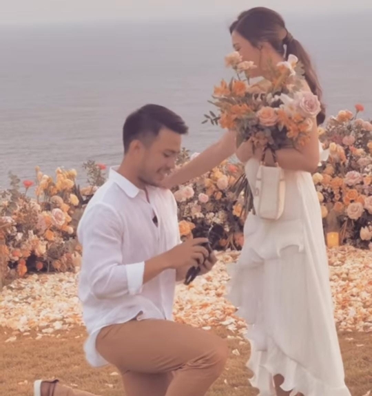 6 Potret Jessica Mila Dilamar Pacar Gantengnya, Romantis Diiringi Langsung oleh Tulus