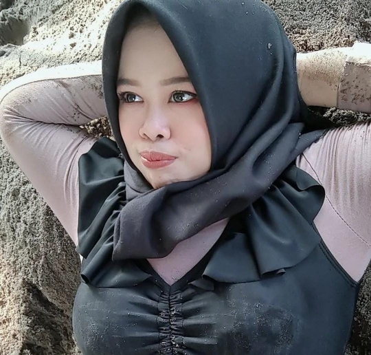 5 Potret Kekeyi Pakai Baju Renang Sambil Main Pasir Tuai Pro dan Kontra dari Netizen