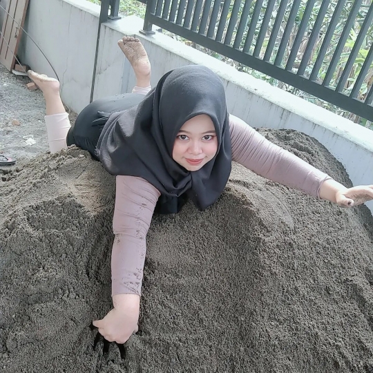 Pose Menantang Kekeyi Bak di Pantai, Ternyata di Atas Pasir Bangunan