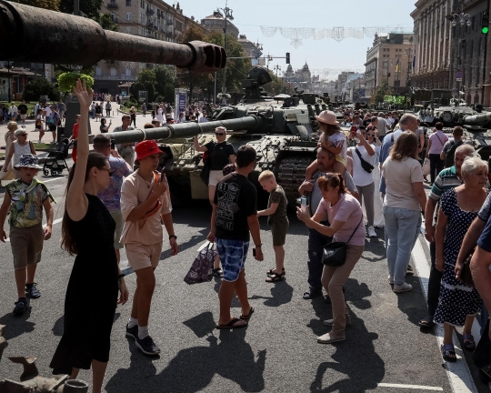 Sambut Hari Merdeka, Ukraina Pamerkan Tank Rusia Hasil Rampasan