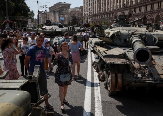 Sambut Hari Merdeka, Ukraina Pamerkan Tank Rusia Hasil Rampasan