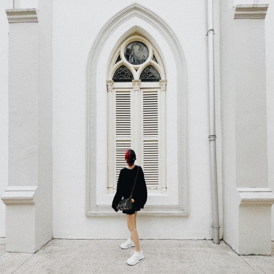 5 Momen Keseruan Isyana Sarasvati Liburan di Singapura, Nonton Konser Billie Eilish