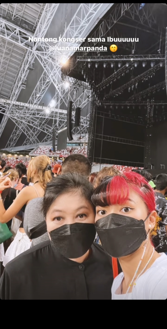 5 Momen Keseruan Isyana Sarasvati Liburan di Singapura, Nonton Konser Billie Eilish