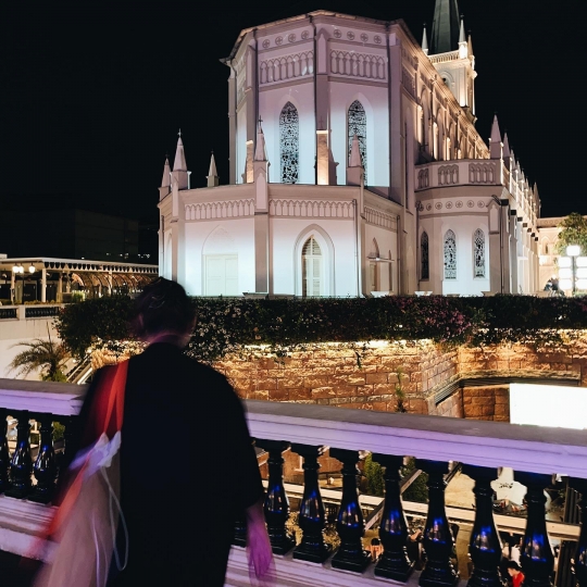 5 Momen Keseruan Isyana Sarasvati Liburan di Singapura, Nonton Konser Billie Eilish